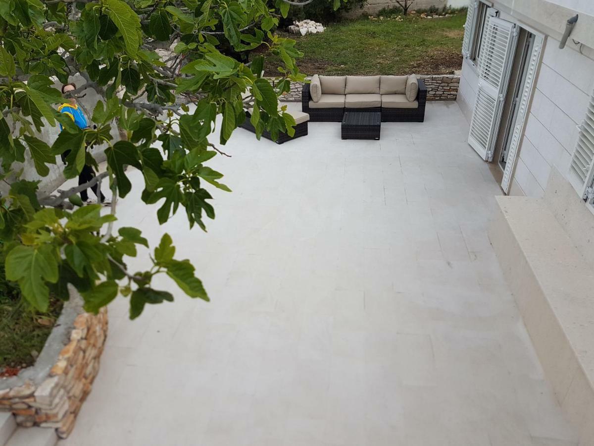 Fig Tree Apartment Повля Екстериор снимка