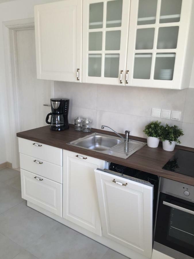Fig Tree Apartment Повля Екстериор снимка