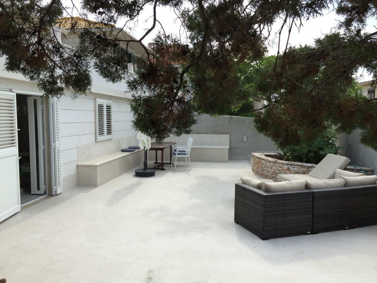 Fig Tree Apartment Повля Екстериор снимка