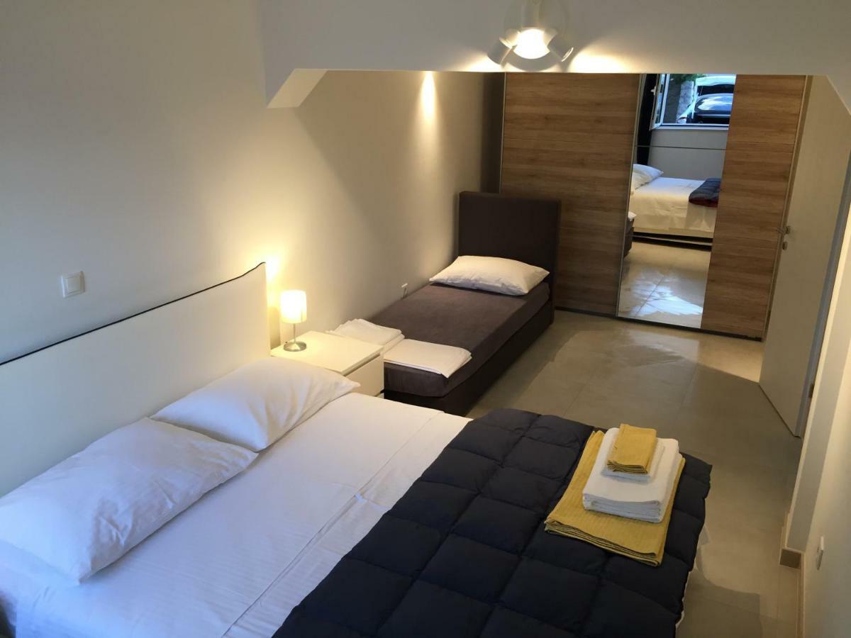 Fig Tree Apartment Повля Екстериор снимка